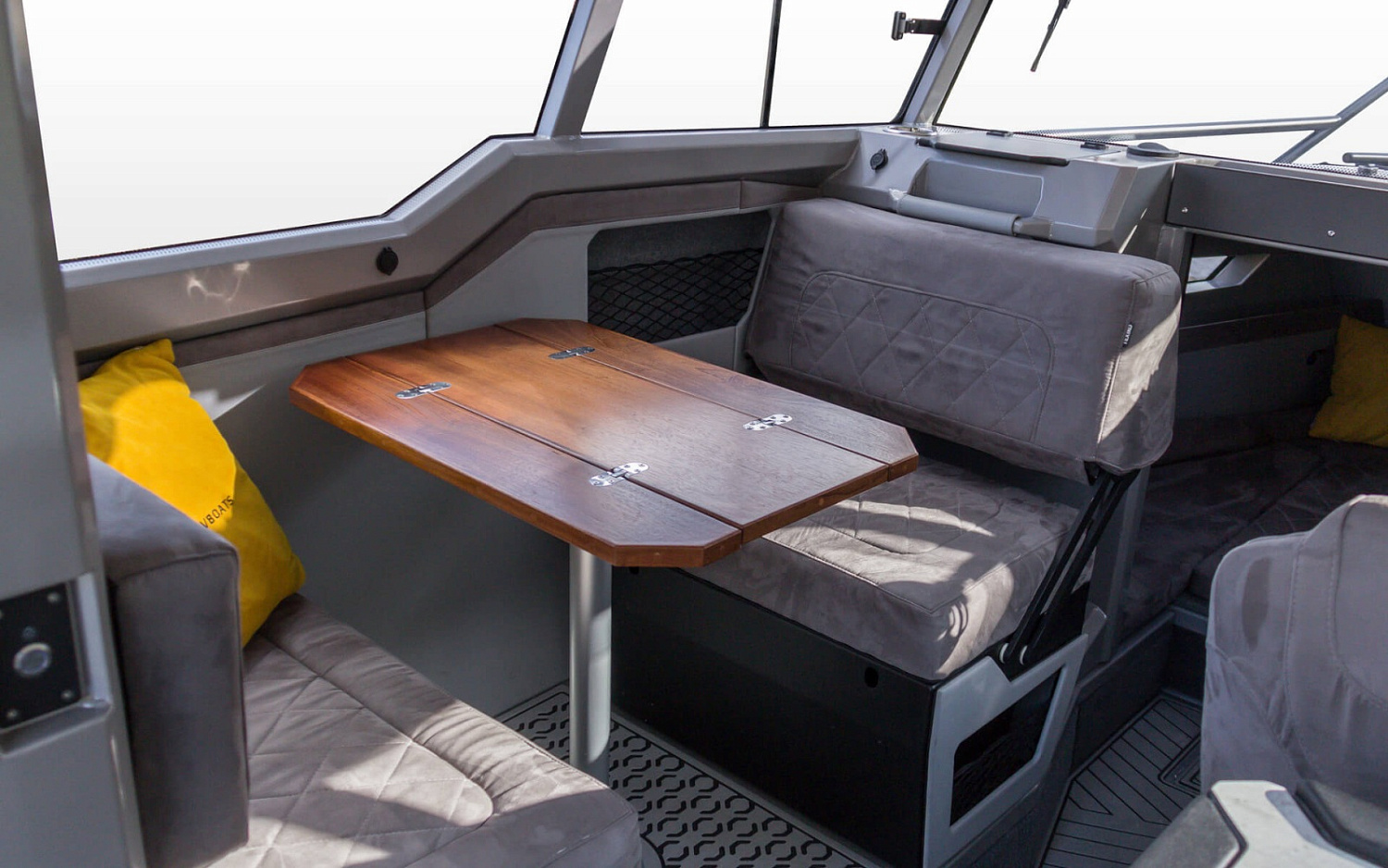 Катер VOYAGER 850 Cabin