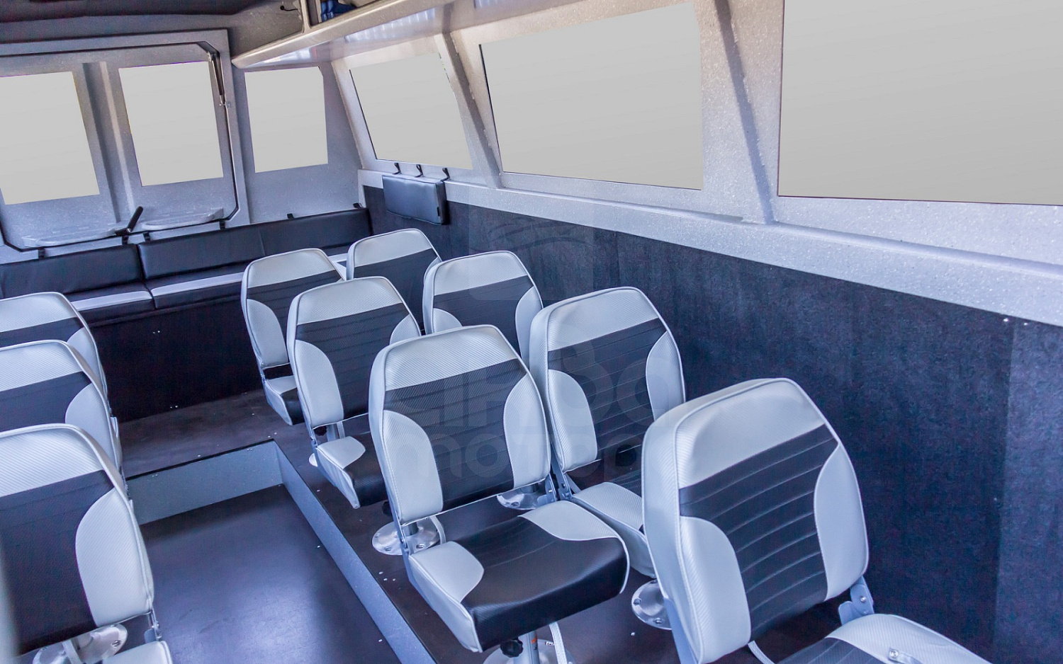 Катер VOYAGER LongCabin (Такси)