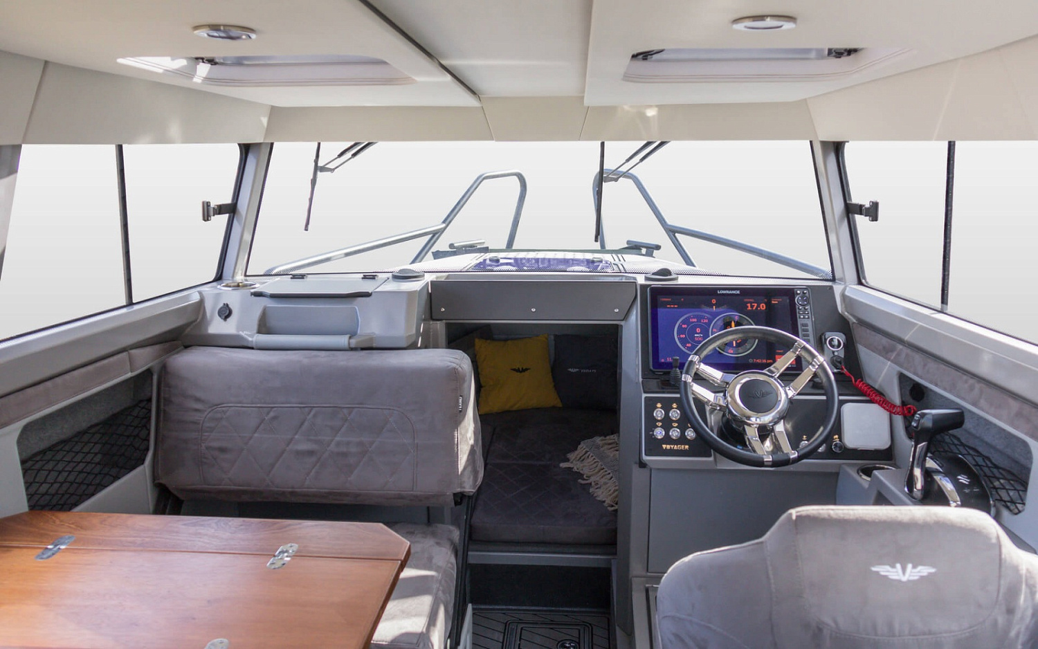 Катер VOYAGER 850 Cabin