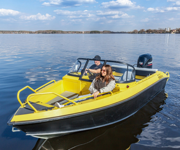 Лодка Volzhanka YAVA XL BowRider, черно-желтый