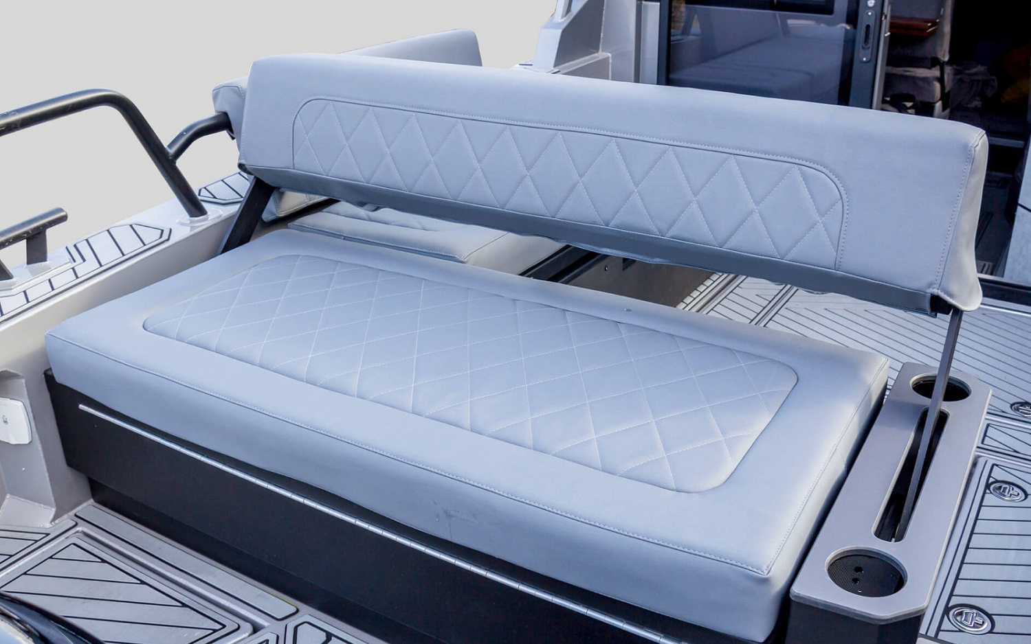 Катер VOYAGER 850 Cabin