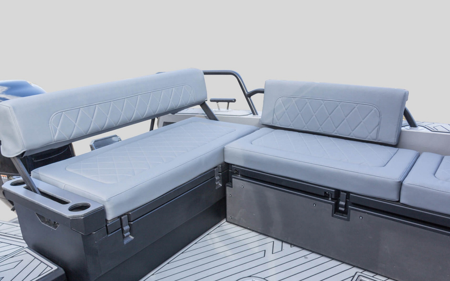 Катер VOYAGER 850 Cabin