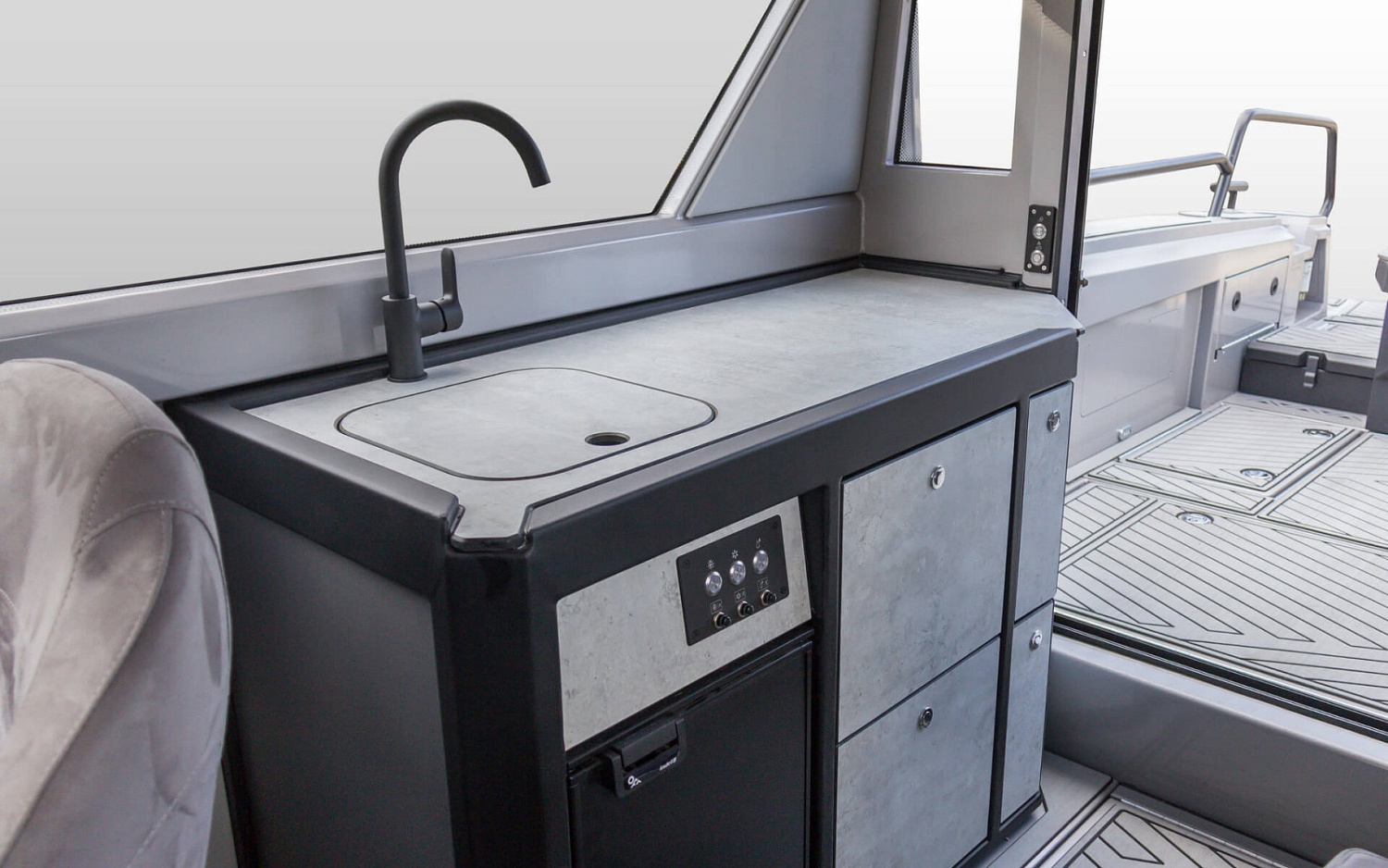 Катер VOYAGER 850 Cabin
