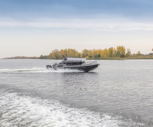 Катер VOYAGER 850 Cabin, темно-серый металлик	